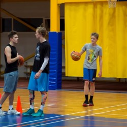 Valkā norisinās jauno basketbolistu treniņi (A.Markoviča, T.Veselova)